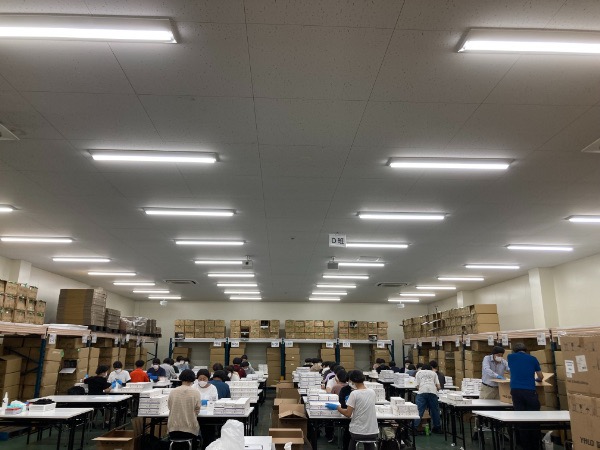 工場での組立作業